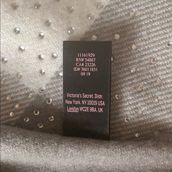 Victoria’s Secret White and Silver Scarf - Picture 3 of 4